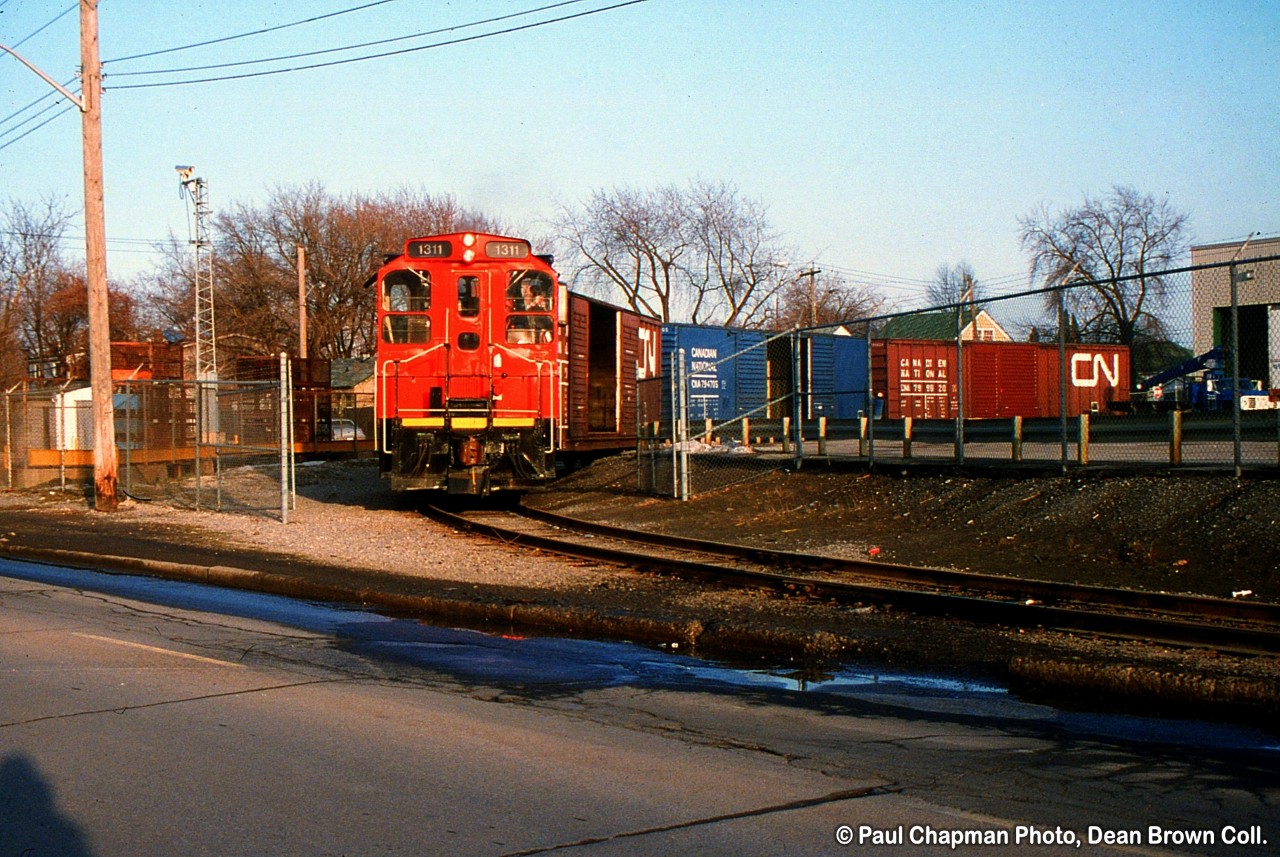 CN 550 with CN SW1200RS 1311 switching cars out and in GM Ontario St. plant at Carlton St.