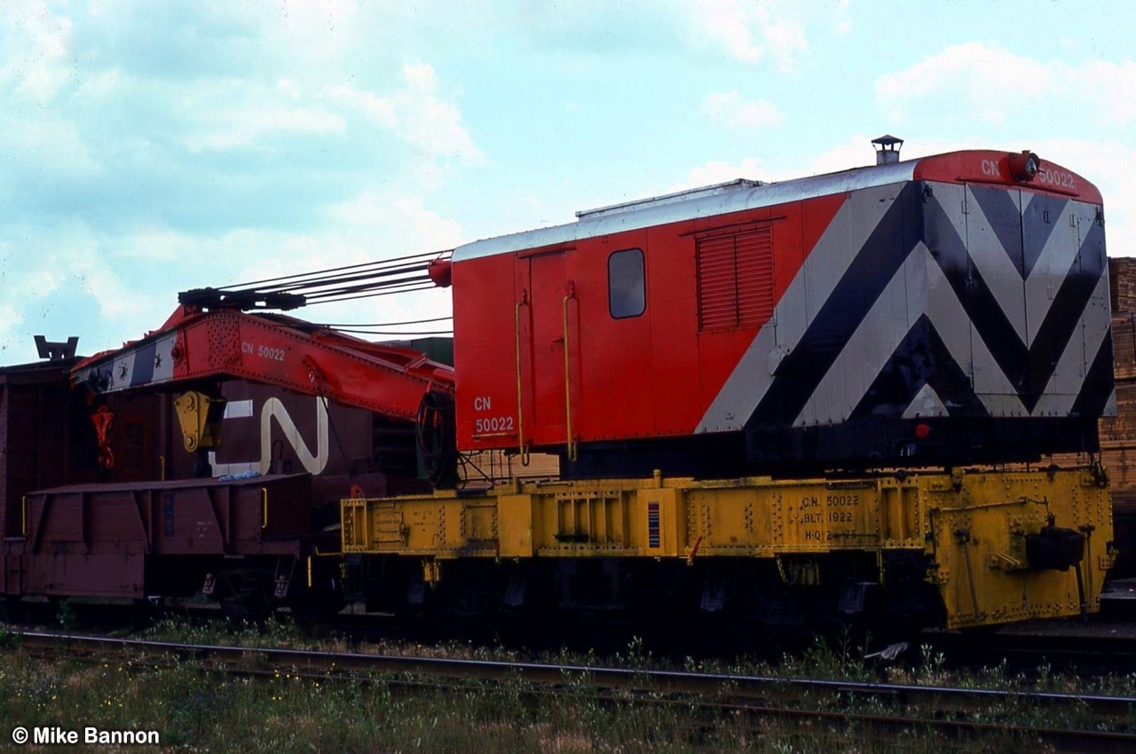 CN crane 50022 showing off her new paint scheme.