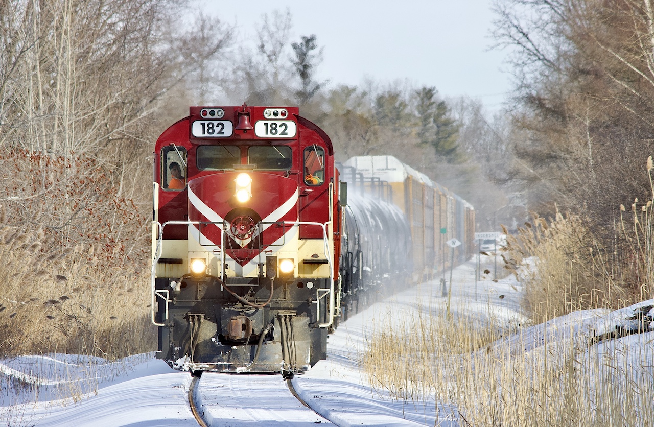 Ontario Southland’s last in service MLW unit RS18U 182 teams up with former CP GP9U 8235 as they bring a cut of auto rack from the CN interchange over to the Cami plant in Ingersol’s west end. The tank cars in the cut will later make it over to the CP interchange in Woodstock.