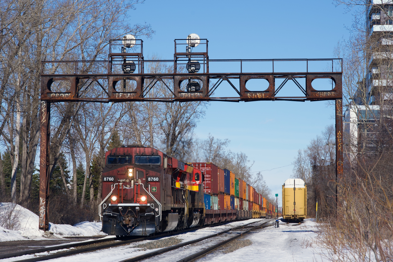 A filthy gevo (CP 8760) leads CPKC 133 in Montreal last Friday, returning from the port.