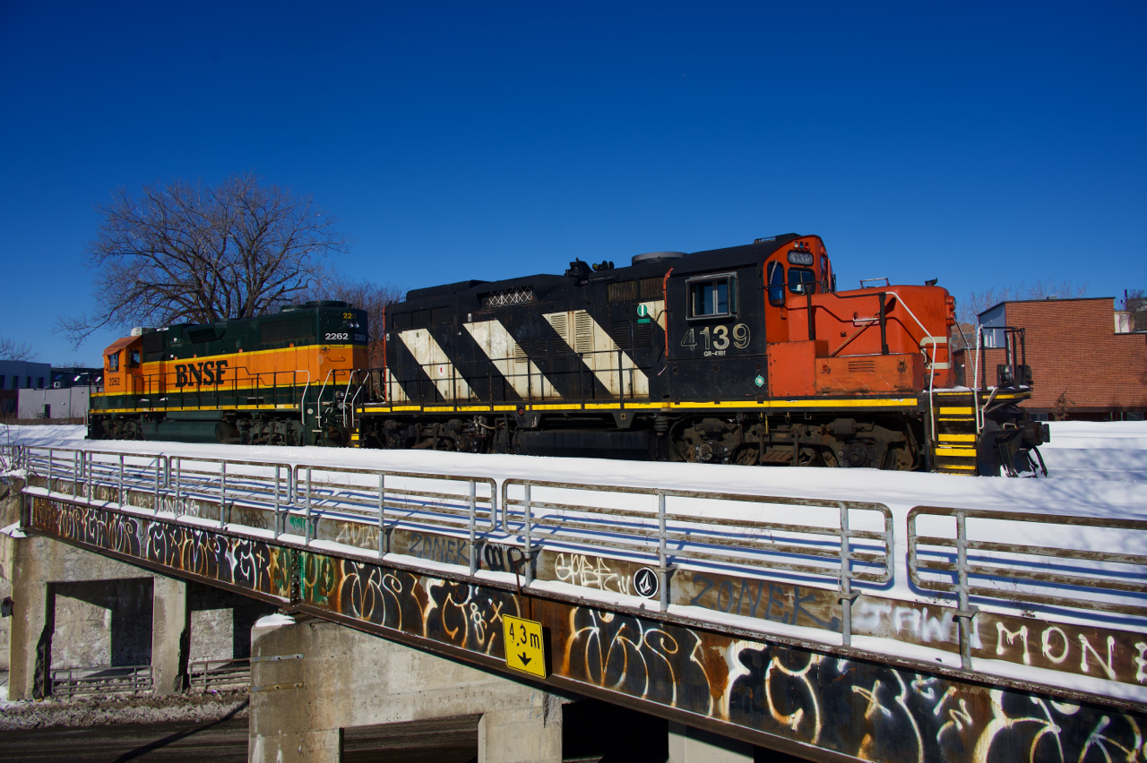 CN 500's power is running arounds its train with CN 4139 & BNSF 2262 as it passes over Wellington Street.