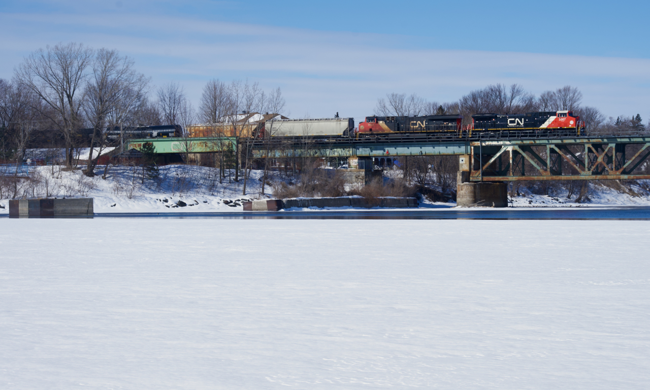 A late CN 430 is crossing the Richelieu River with freshly rebuilt CN 3367 (built as BNSF 4504) leading.