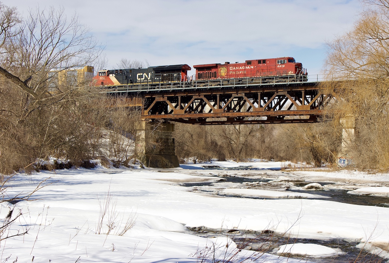 Canadian content, it’s been over a year since I’ve been down here so was worth a revisit. Over than animal footprints the snow here is untouched and it’s a nice piece of country in the city. To the right there is new construction starting so not sure what the future holds here. Today CP 134 has a decent CP / CN consist as it soars over the Credit River.