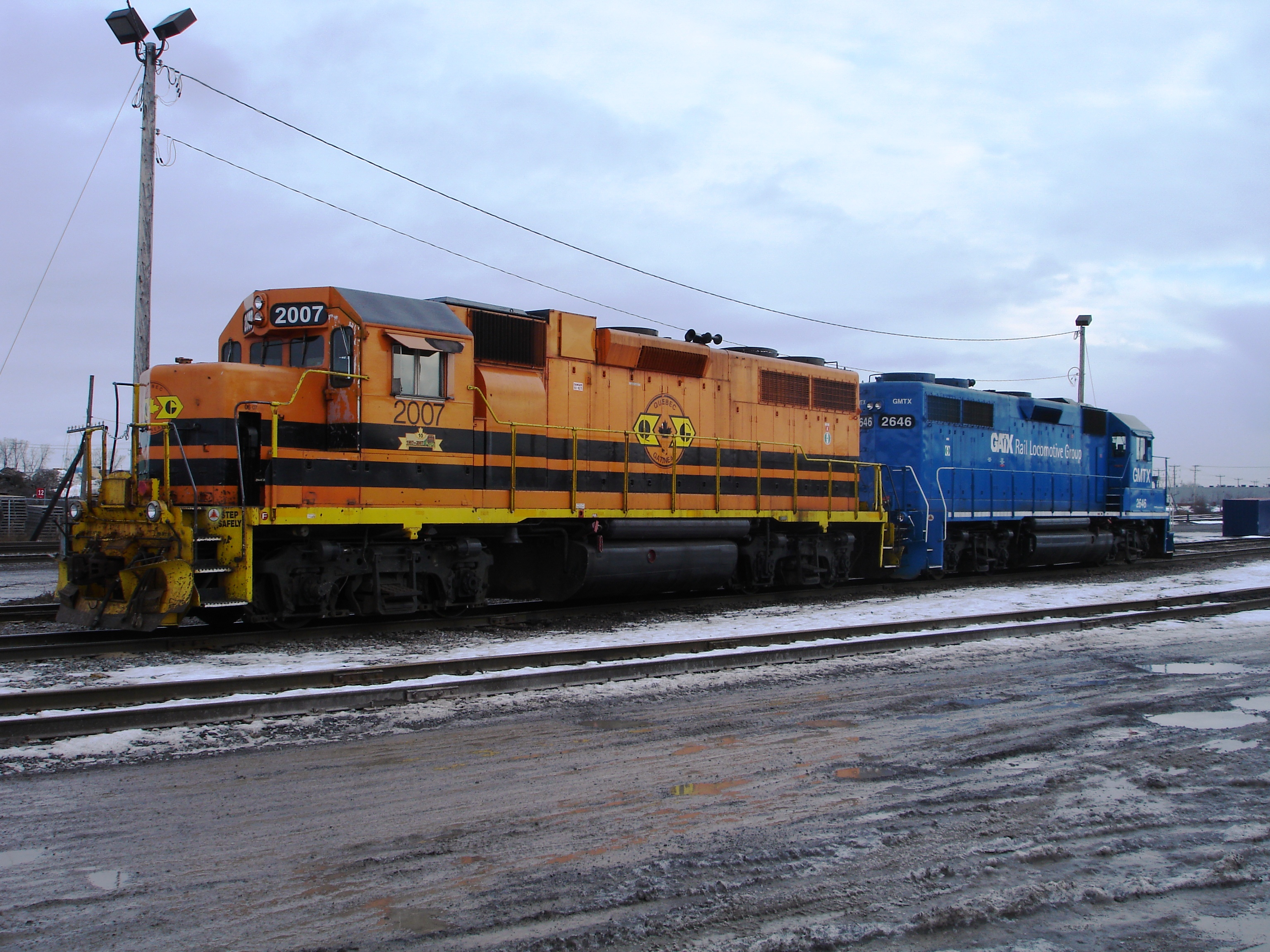 Railpictures.ca - Paul O'Shell Photo: QG 2007 and friend GATX 2646 sit ...