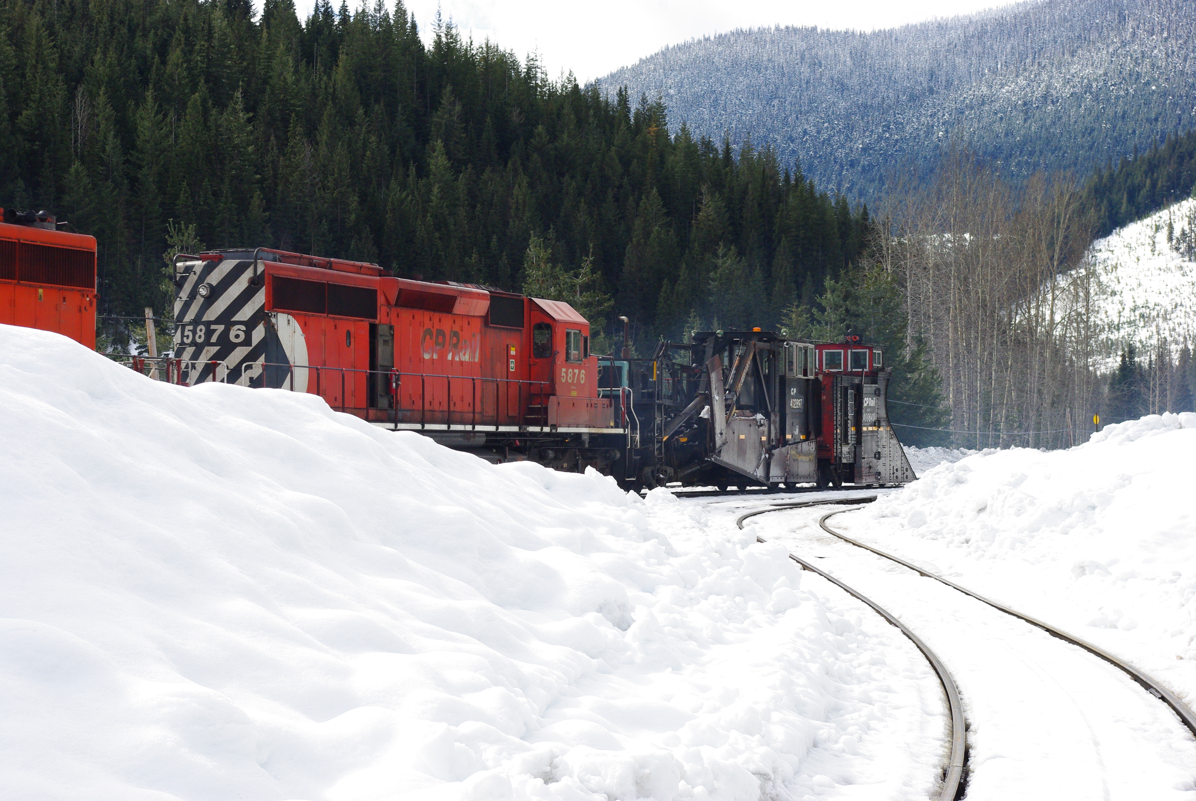 Railpictures.ca - Paul O'Shell Photo: CP 5876 and a trailing 5900 ...