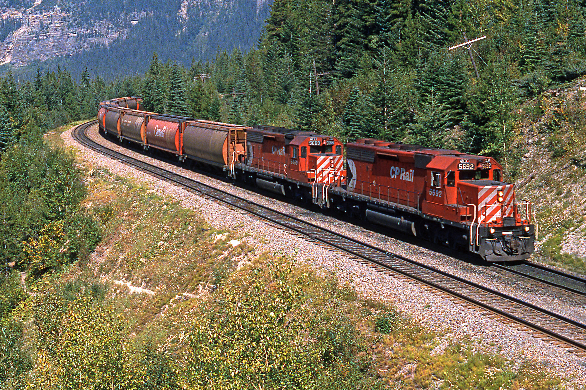 Railpictures.ca - colin arnot Photo: SD40-2′s CP 5692 and 5669 ease a ...