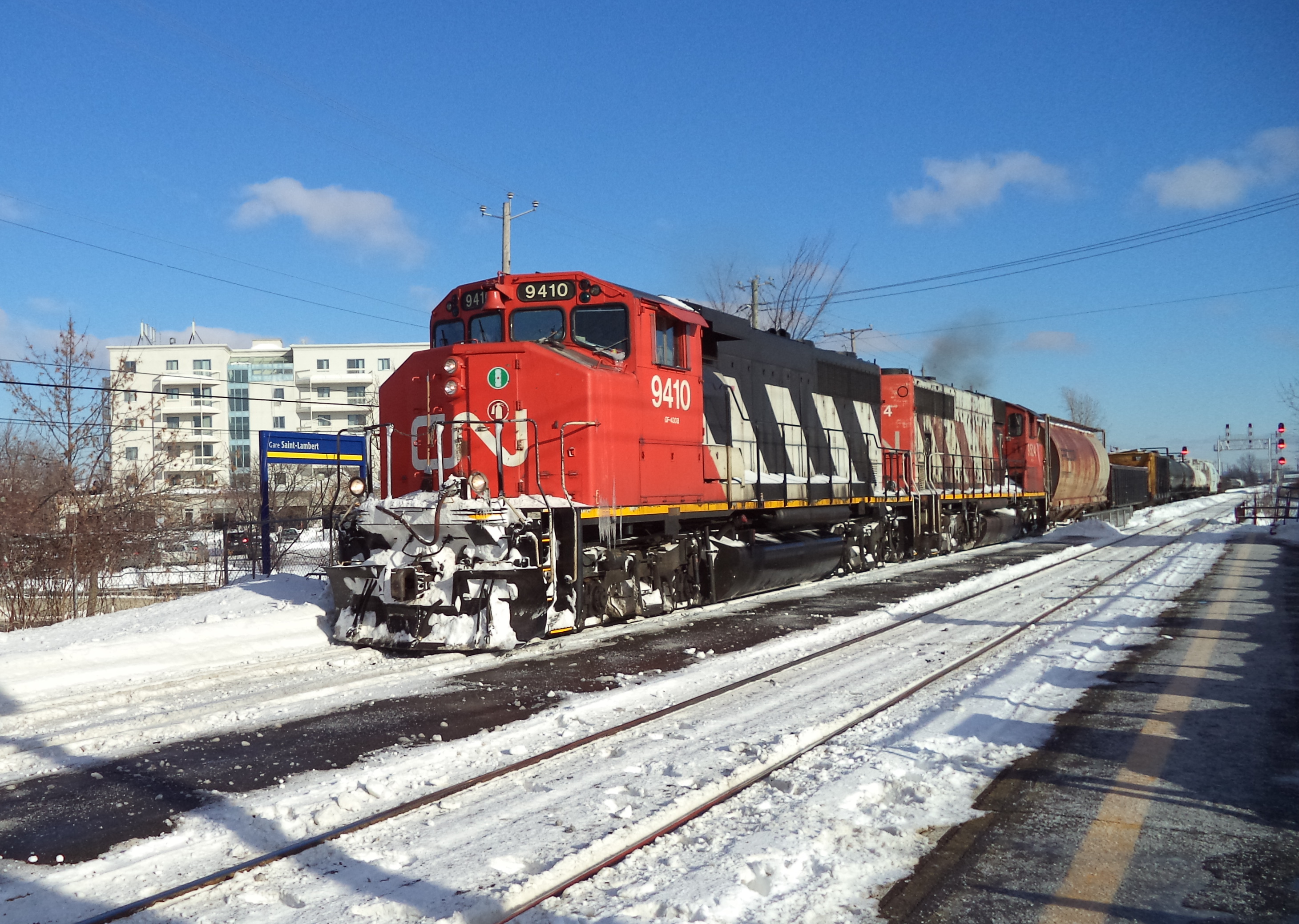 Railpictures.ca - jean-pierre brossard Photo: CN-9410 GP-40-2L(w ...