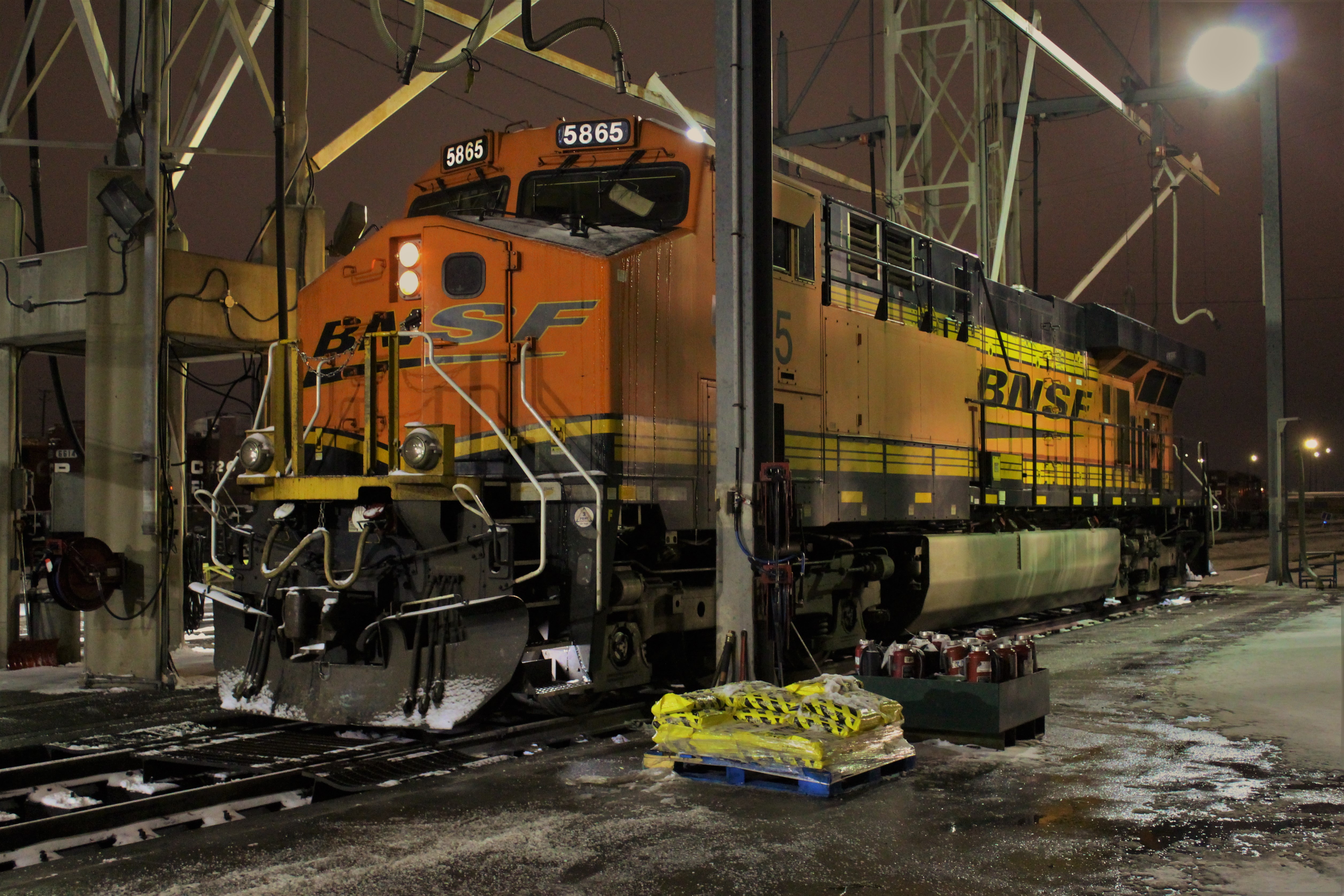 Railpictures.ca - Paul Santos Photo: A BNSF ES44AC waits to get ...