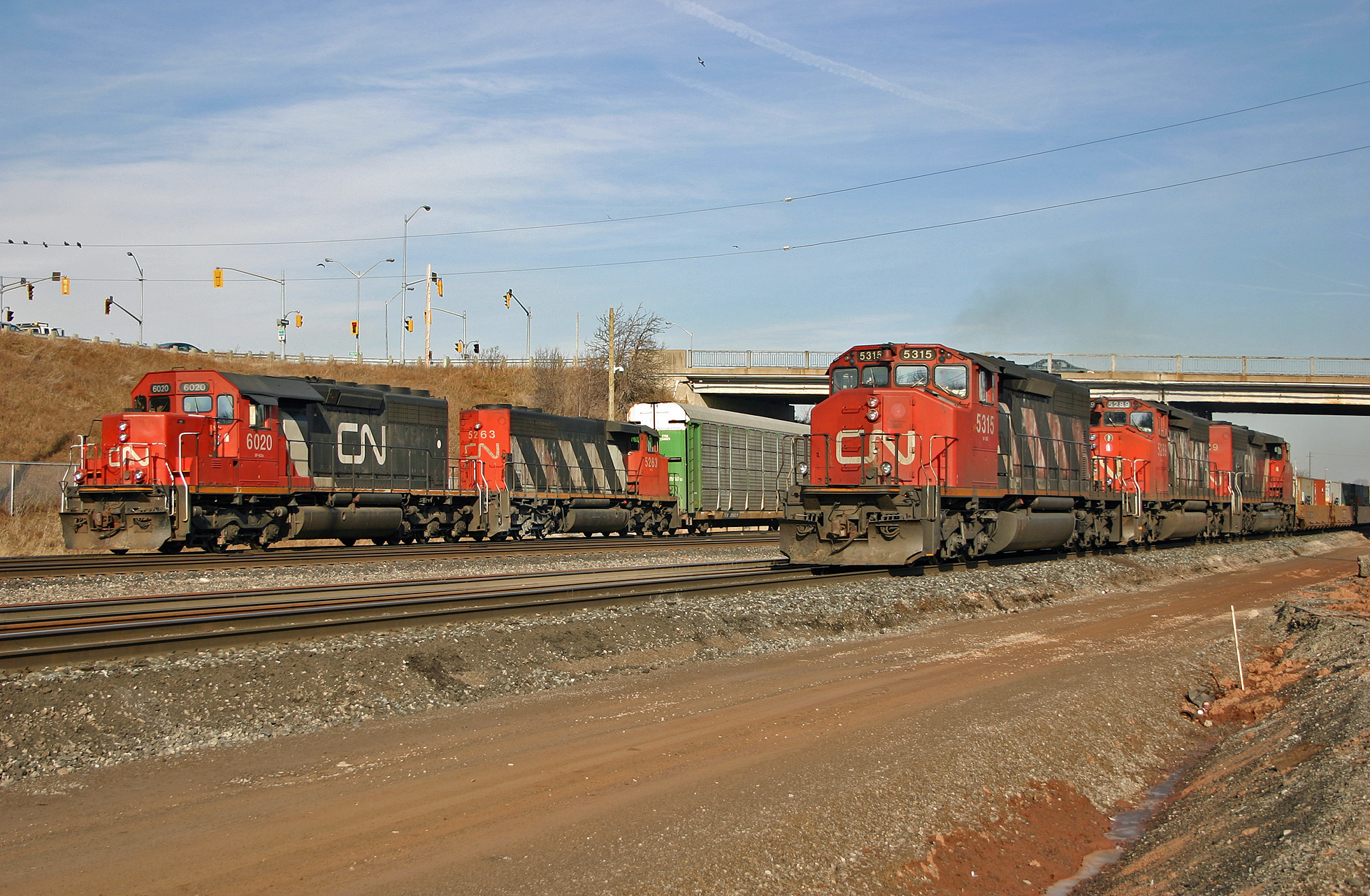 Railpictures.ca - Rob Eull Photo: 393 is performing a lift in the yard ...