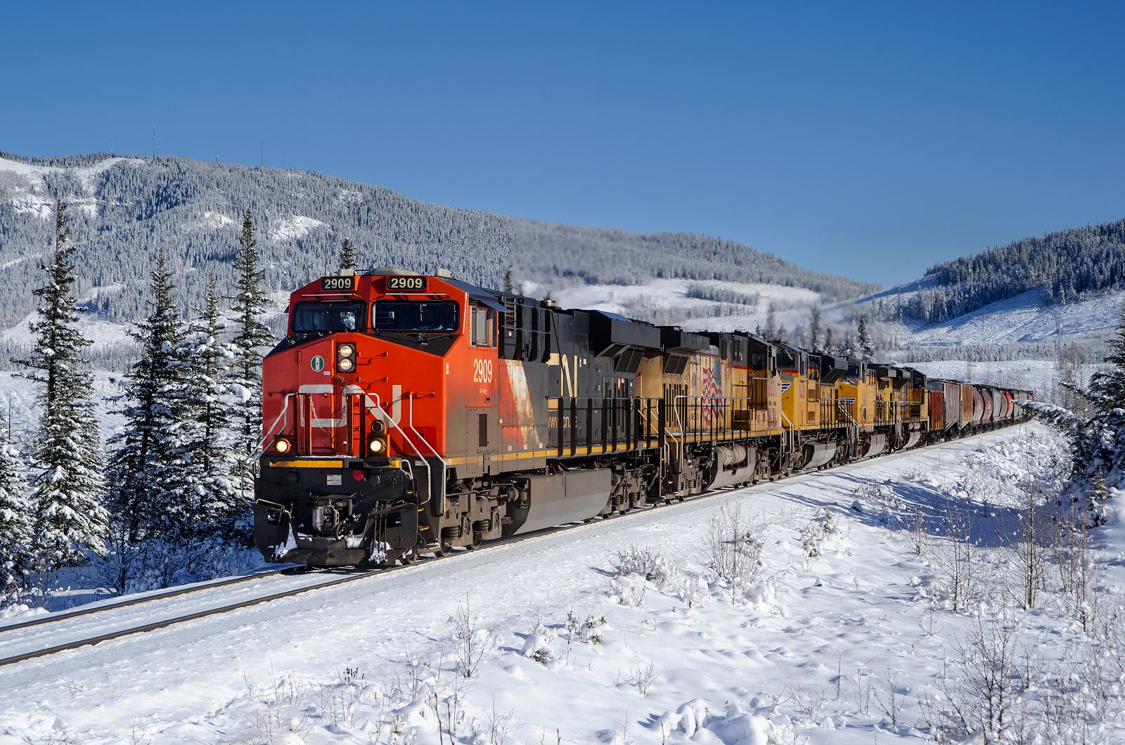 Railpictures.ca - Tim Stevens Photo: CN ES44AC 2909, UP AC4400CW 6031 ...