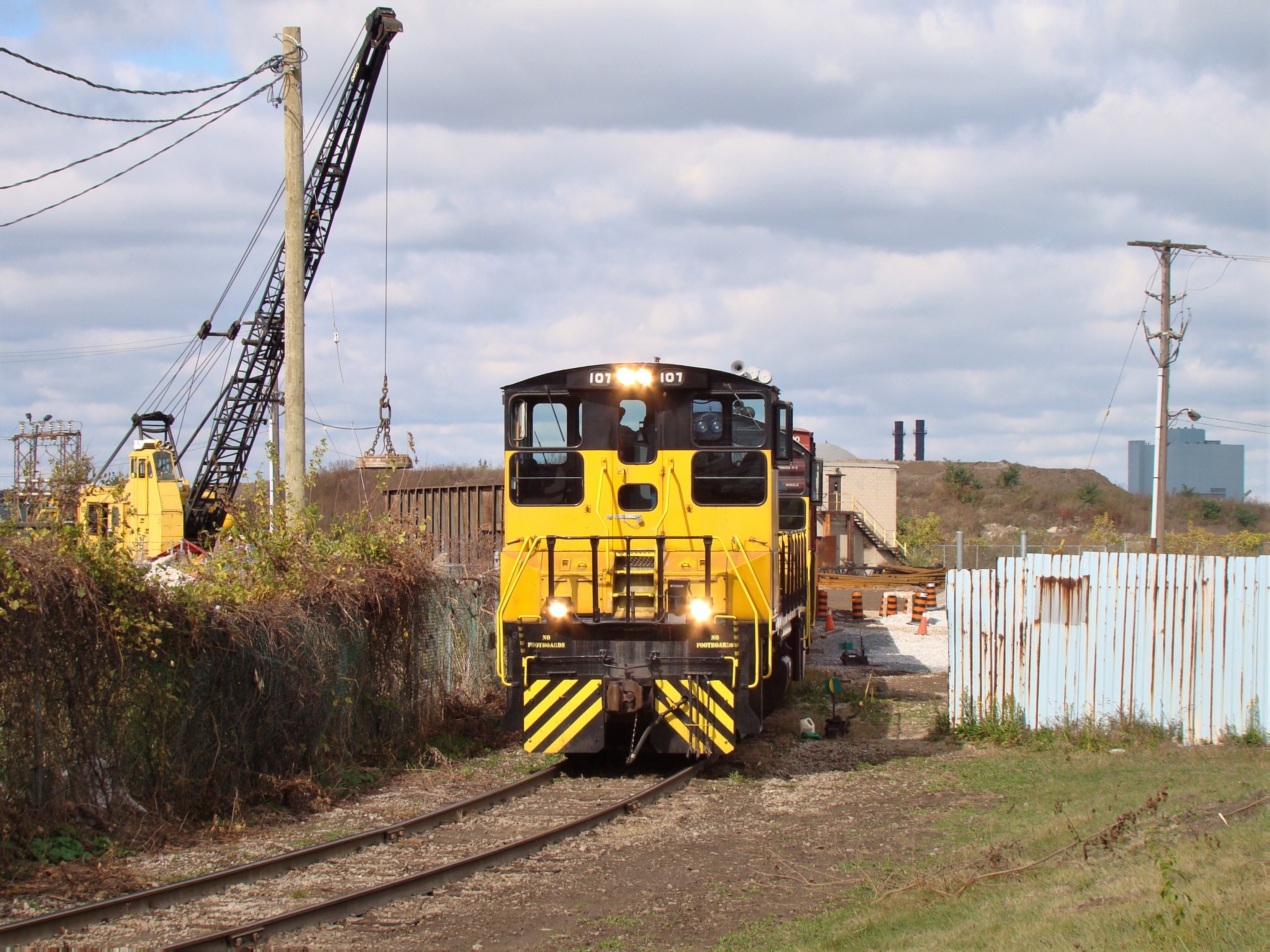 Railpictures.ca - Myles Roach Photo: After lifting a boxcar from a ...