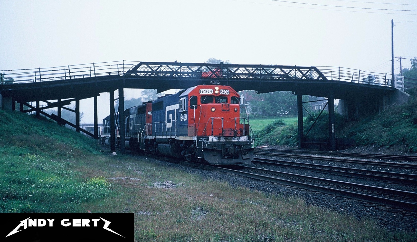 Railpictures.ca - Andy Gertz Photo: GTW GP40-2 6409 leads a solid set ...