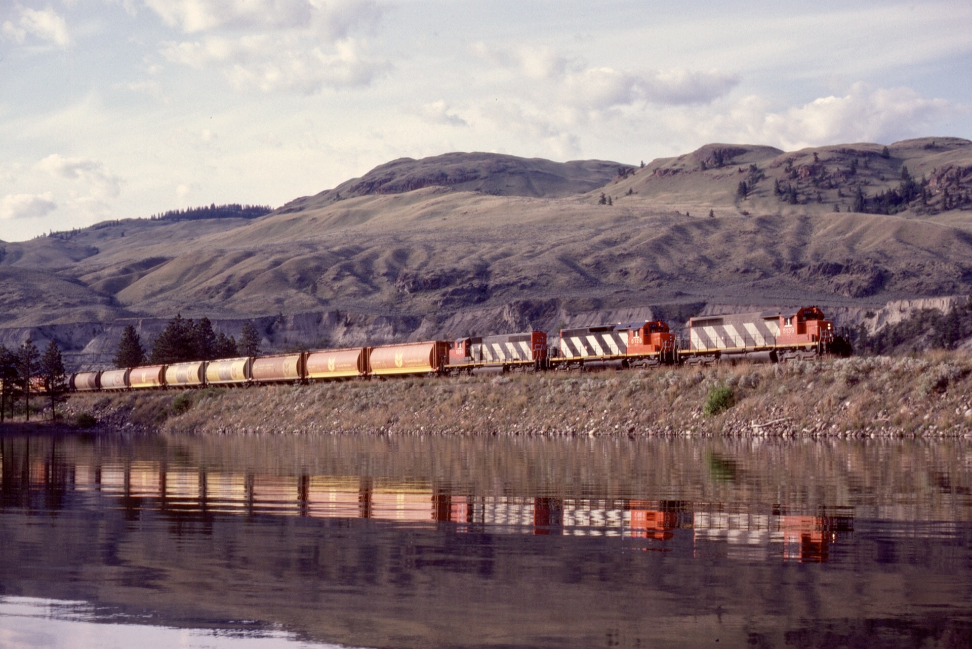 Railpictures.ca - Ken Perry Photo: West from Kamloops, CN stays fairly ...